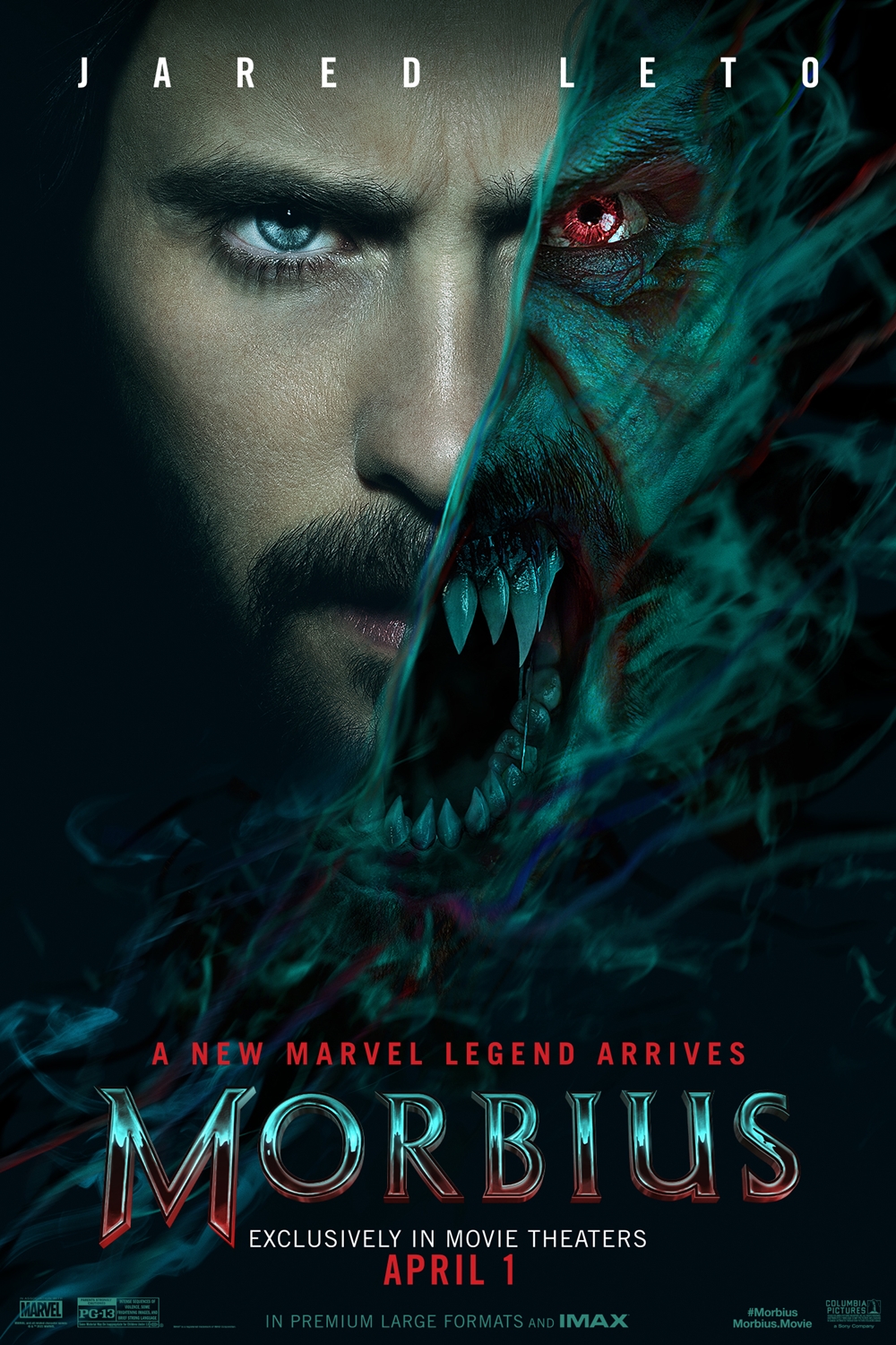 Affiche du film Morbius avec le visage de l'acteur Jared Leto a moitié naturel et l'autre moitié sous forme de vampire.